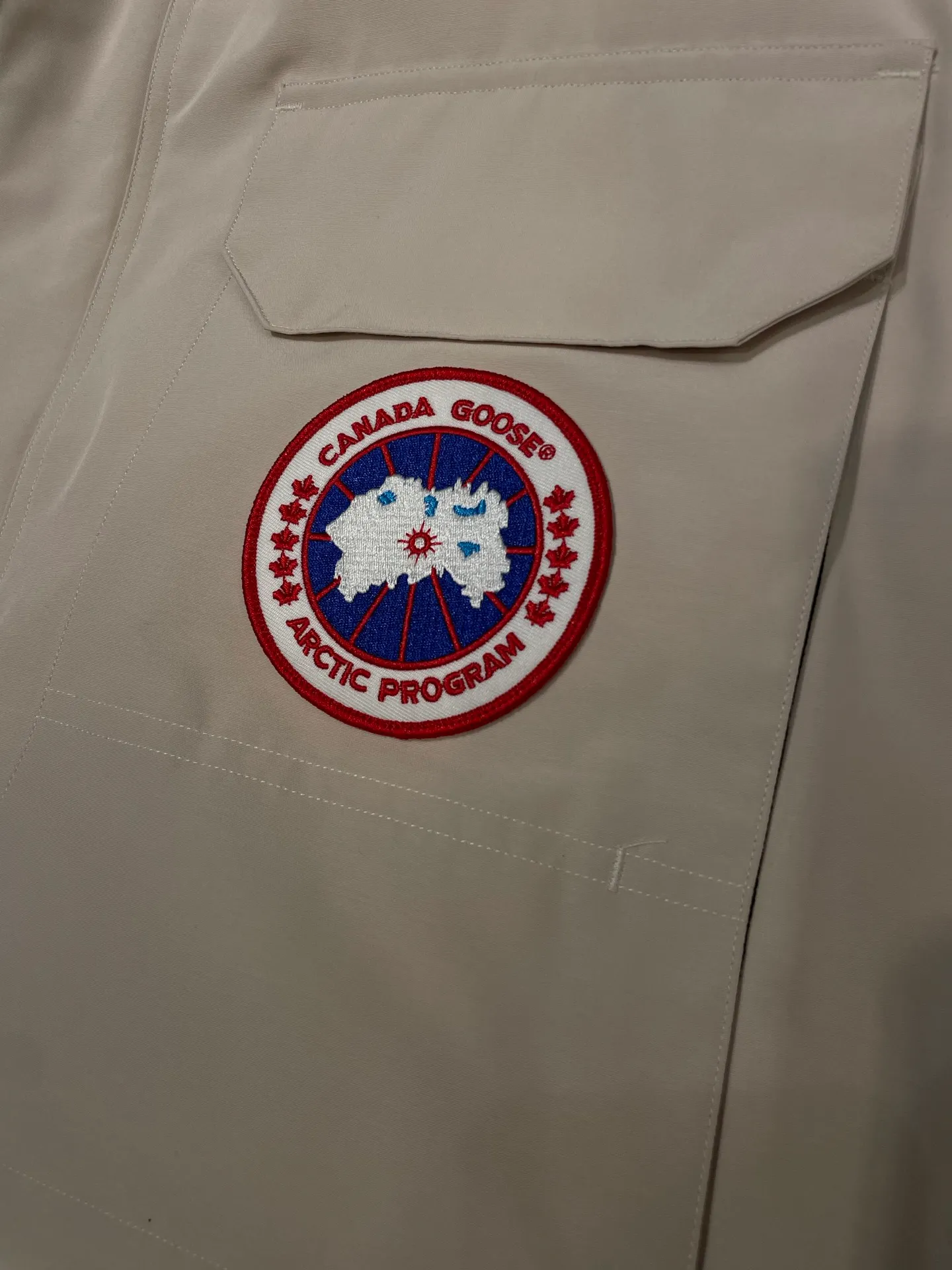 P910 special version 🌟 🇨🇦CANADA GOOES 24 new models 08 models/couple models Factory direct supply: supplying global purchasing agents, micro-business, entities, Tmall, high-end stalls and studio cooperation, free shipping! Canada Goose Expedition Parka 2008 is the same style for men and women. It is mid-length and the most timeless classic. All Arctic and Antarctic scientific expedition teams choose Canada Goose as their cold-proof equipment. It is the Rolls-Royce of down jackets. ➖ Industry-leading anti-counterfeiting chip sensing. ➖ Imported Behringer embroidery machines and customized embroidery labels, the highest level and industry leading. ➖ Imported Korean 21-count polyester-cotton blended original fabric, TC85 waterproof coated fabric, water-repellent, windproof and wear-resistant. ➖ The new national standard 80 white duck down is filled with an average of 520 grams of down. The amount of down filled is industry-leading. ➖ 100% nylon lining with double double-layer sealing design to prevent velvet running, and seamless thread design on the cuffs! ➖ Western Canadian Green Wolf Collar. ➖ Yoshida YKK provides original factory-customized electroplated sliders. YKK two-way lockable zippers are tight and smooth and do not peel off paint. ➖ 3M composite Velcro is durable and the accessories and hardware are all custom-made. Note: Our copywriting is only simple and clear. Instead of bragging about the copywriting, it is better to compare and understand with samples. Only for the purest goose, the most dedicated, the most professional, the highest quality, the highest cost performance!  Size:XS-XXL